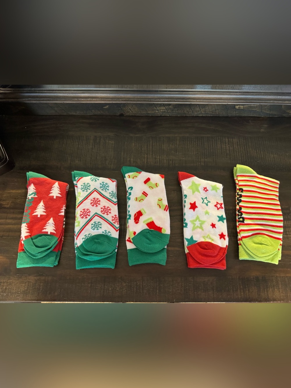 Buc-ee’s Holiday Crew Socks for Men - Green & Red